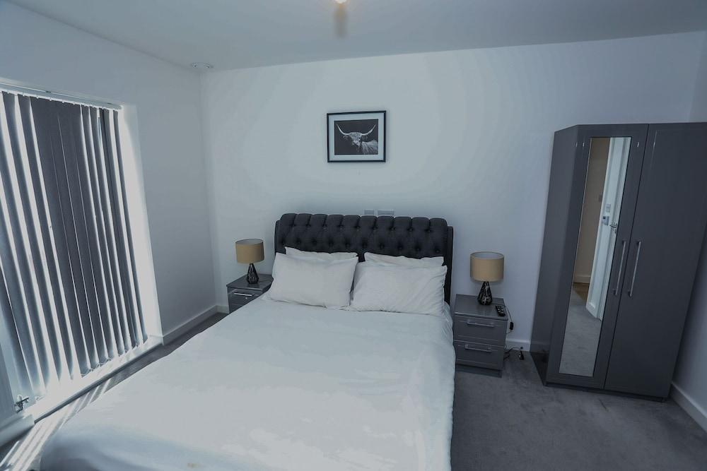 Exquisite One Bed Apartment - Tap to explore photos