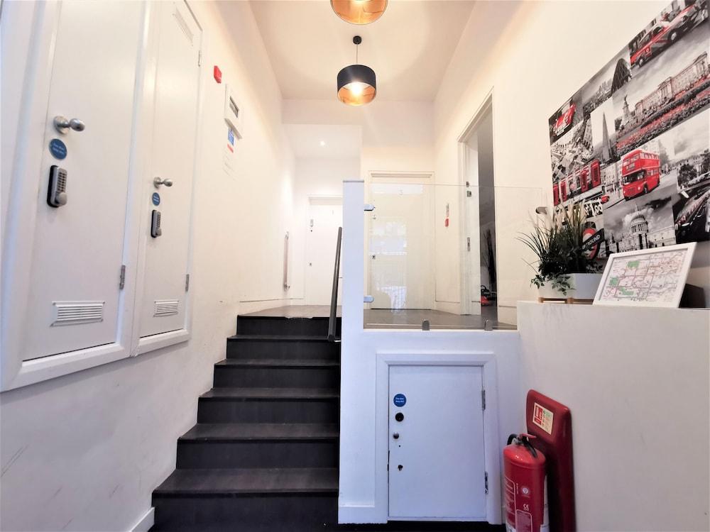 Spacious Double Room with en-suite - 2b - Tap to explore photos
