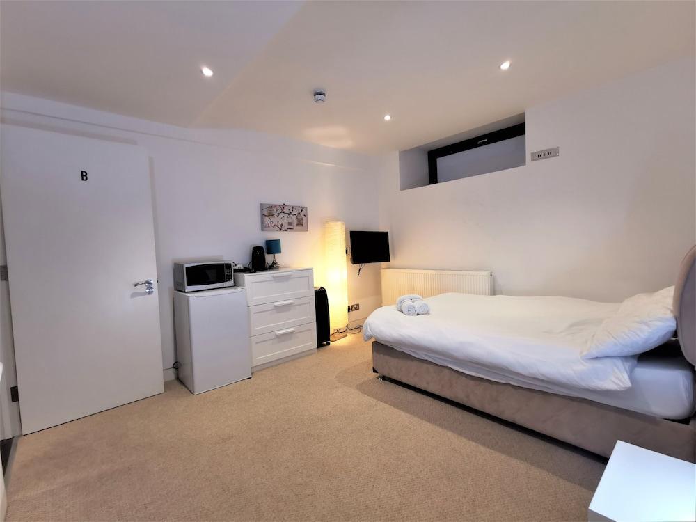 Spacious Double Room with en-suite - 2b - Tap to explore photos