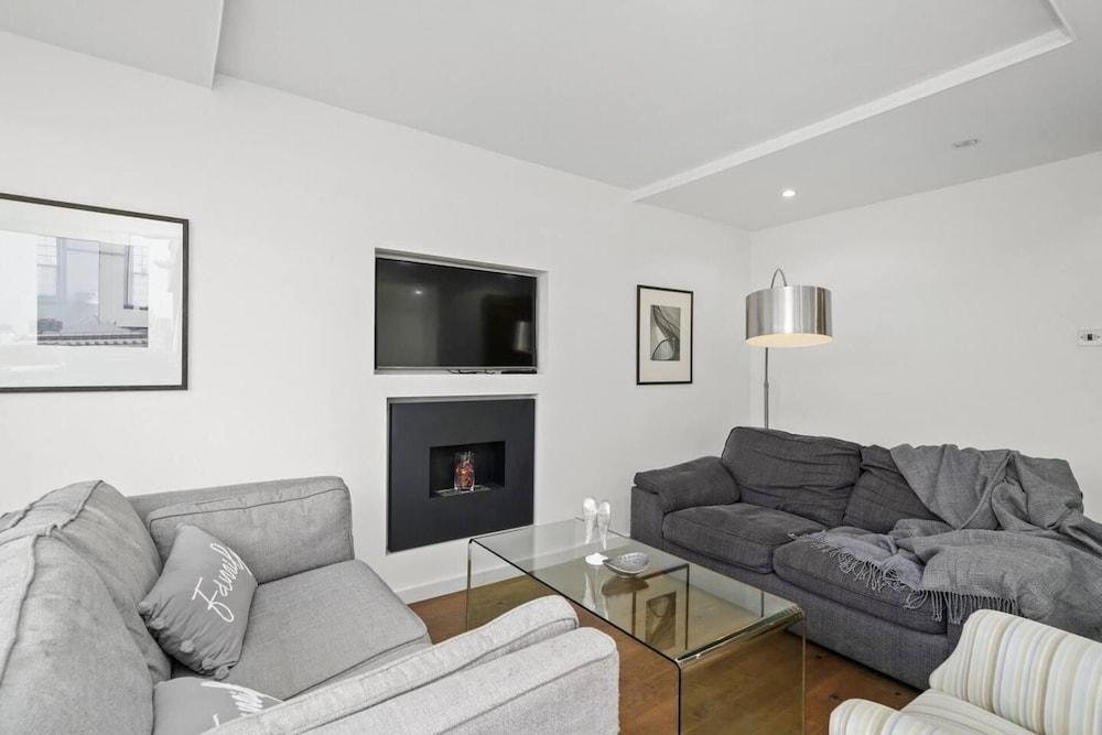 Livestay- Trendy 1bed With Balcony in Westminster - Tap to explore photos