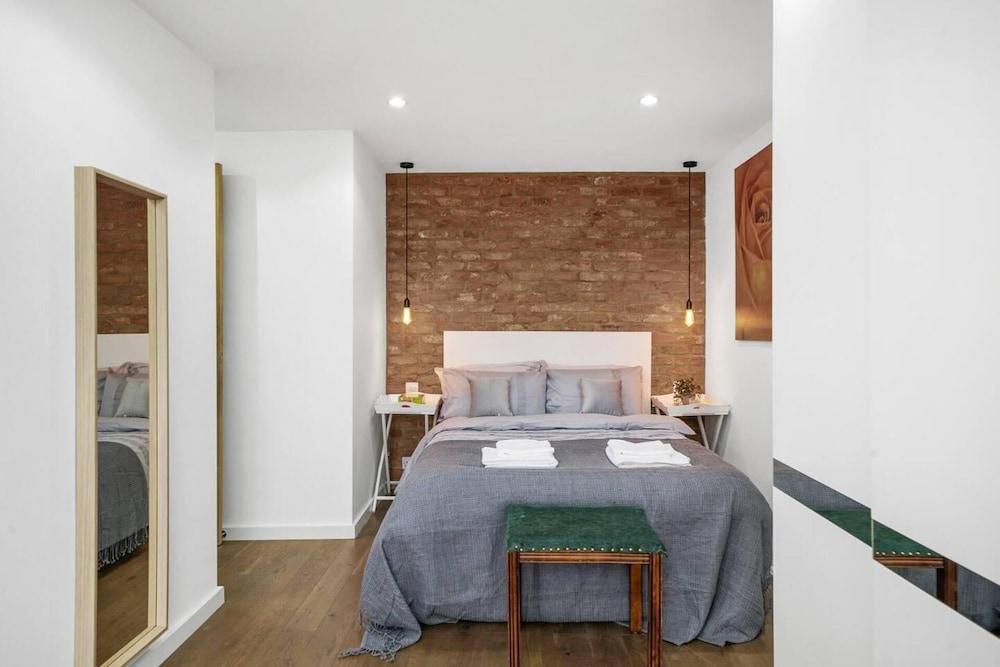 Livestay- Trendy 1bed With Balcony in Westminster - Tap to explore photos
