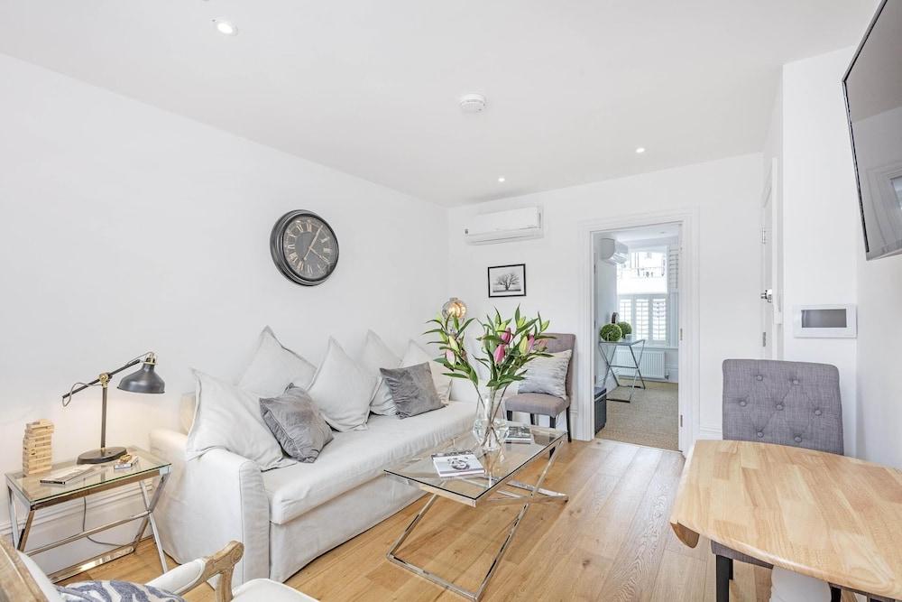 First Floor With SW Balcony by Fulham Broadway - Tap to explore photos
