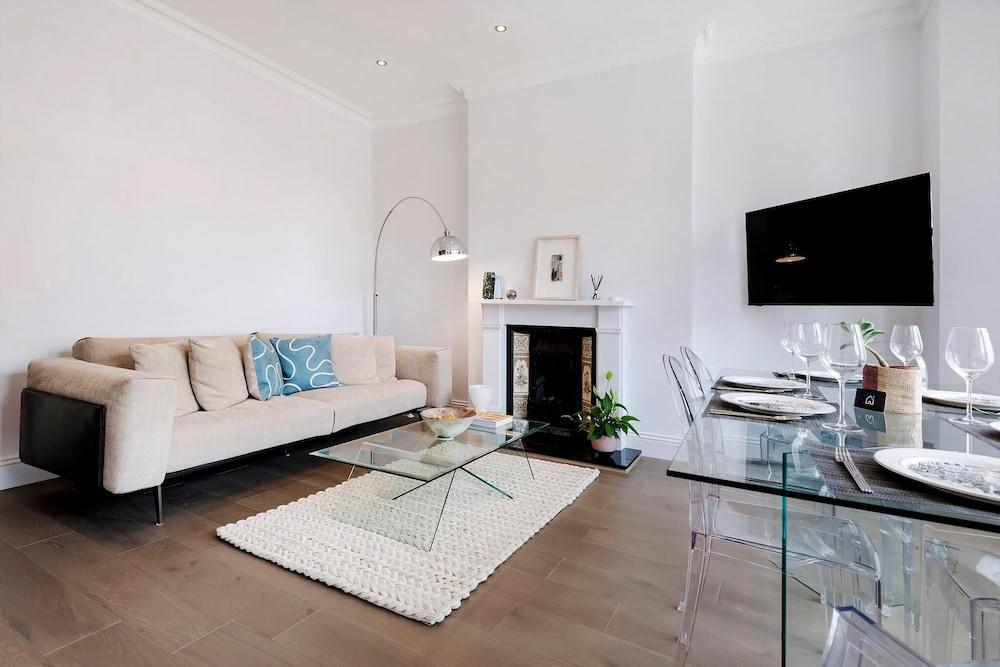 Modern and Bright Highgate Gem - Tap to explore photos