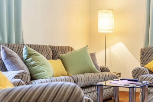 Remarkable 3-Bedroom Apartment in London - Tap to explore photos