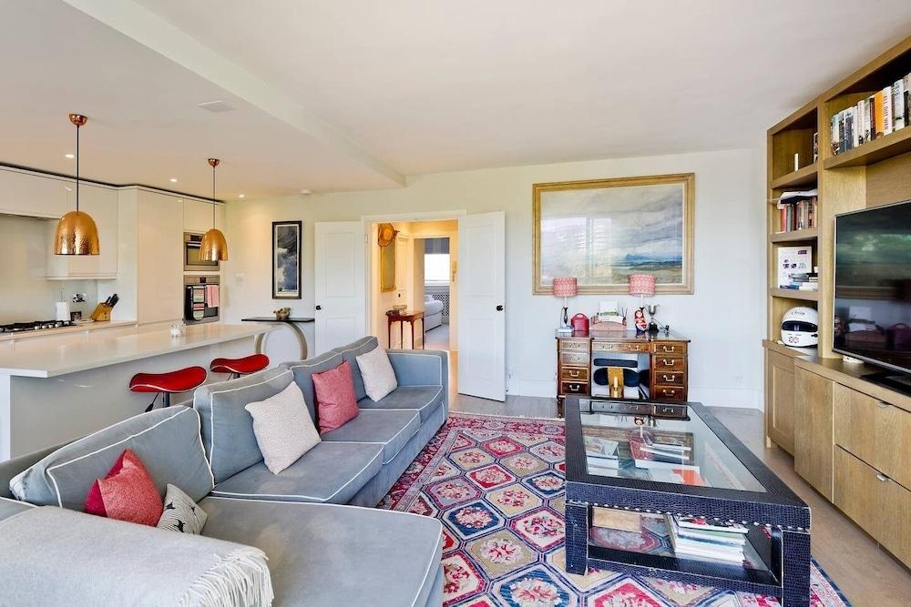 Bright 2-bed Apartment in Fashionable Chelsea - Tap to explore photos
