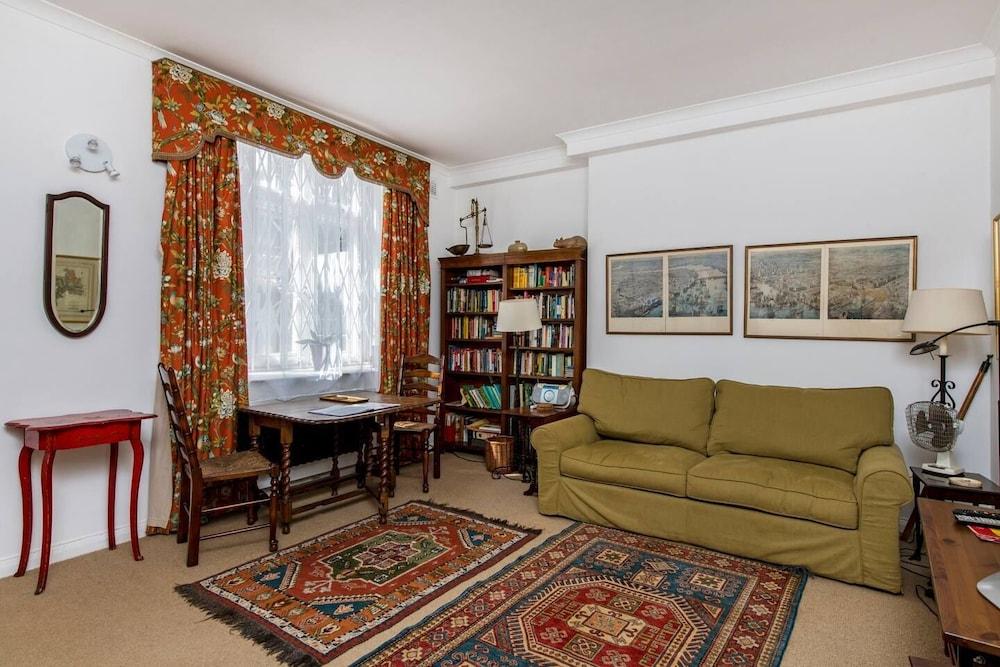 Traditional 1 Bed in Chelsea Near Harrods - Tap to explore photos
