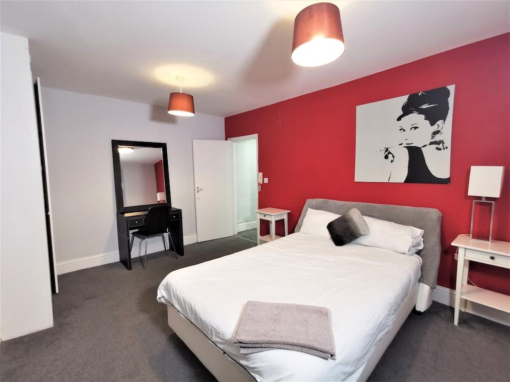 Spacious 2 bed flat in Camden - Tap to explore photos