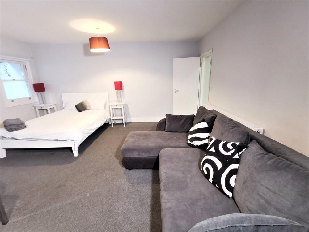 Spacious 2 bed flat in Camden - Tap to explore photos