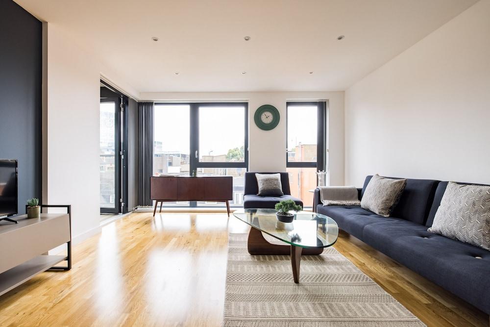 The Liverpool Street Apartments - Tap to explore photos