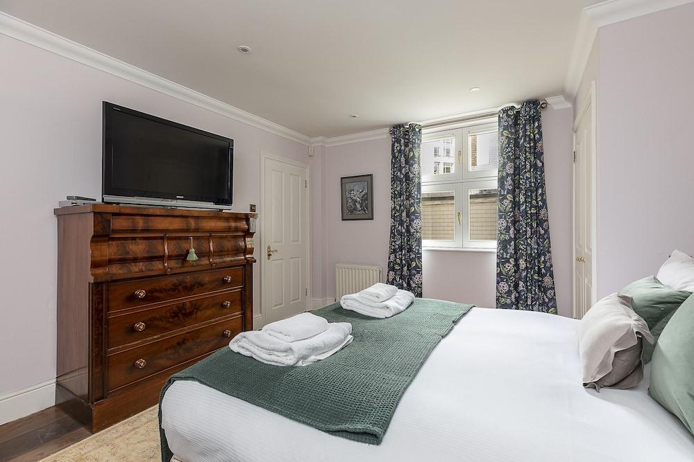 JOIVY Beautiful 2 bed apt in Mayfair, close to Tube - Tap to explore photos