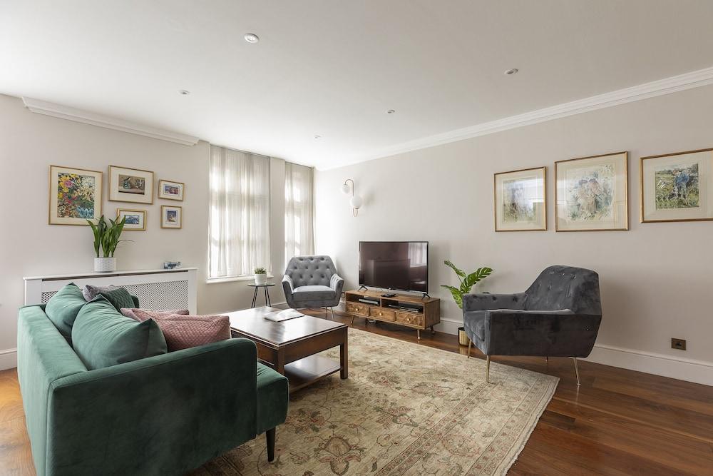 JOIVY Beautiful 2 bed apt in Mayfair, close to Tube - Tap to explore photos