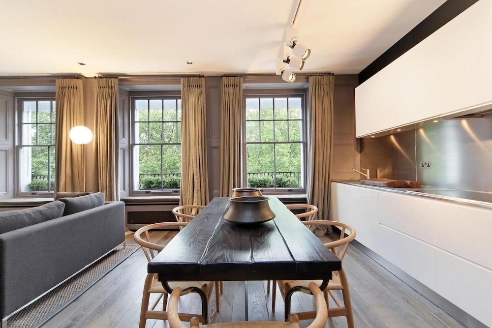 Cadogan Square Luxury 2 Bedroom Apartment II - Tap to explore photos