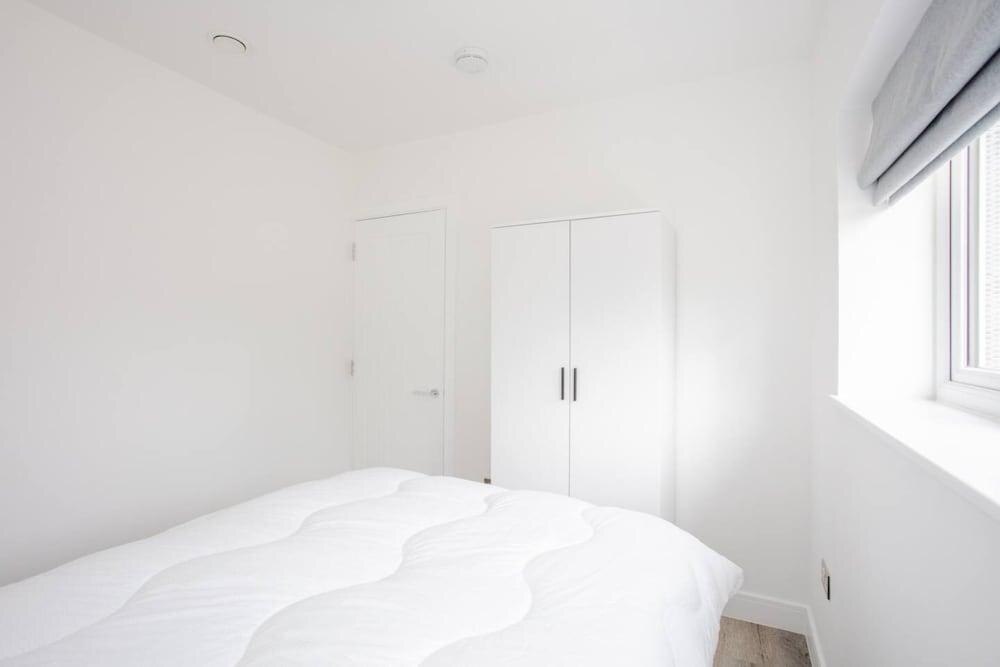 Designer 2 Bedroom Apartment in West London - Tap to explore photos