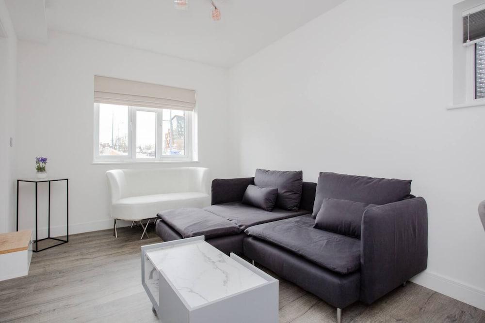 Designer 2 Bedroom Apartment in West London - Tap to explore photos