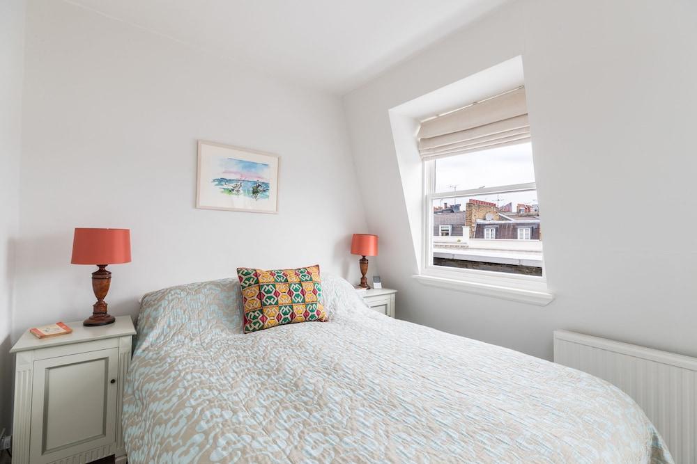 JOIVY Pimlico Flat with Terrace for 3 - Tap to explore photos