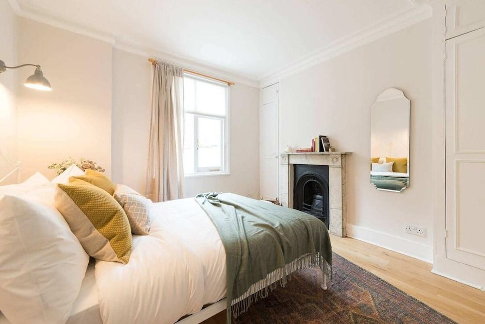 Beautiful 5 Bedroom Home With Garden in South Kensington - Tap to explore photos