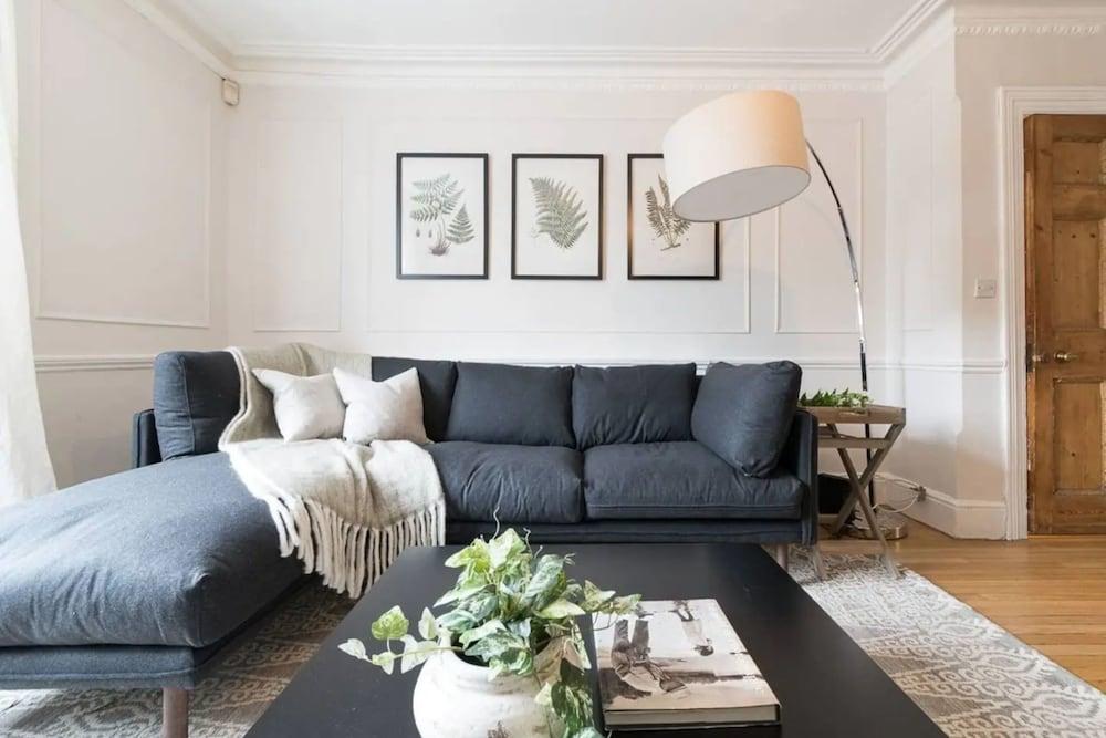 Beautiful 5 Bedroom Home With Garden in South Kensington - Tap to explore photos
