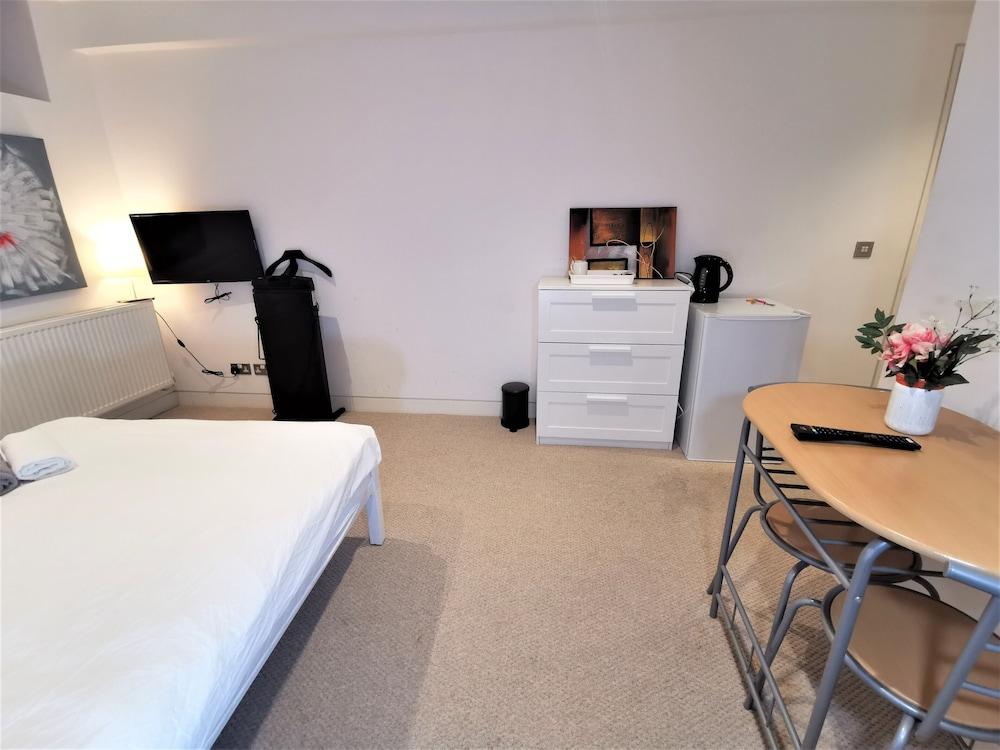 Spacious Double Room with en-suite - 2c - Tap to explore photos