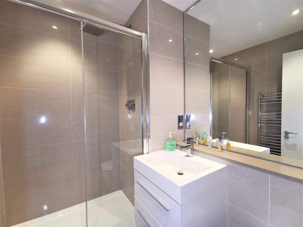 Spacious Double Room with en-suite - 2c - Tap to explore photos