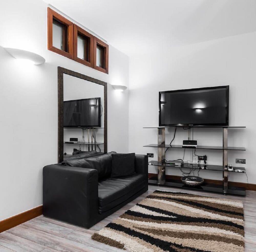 Chique Family 2 Bed Apartment - Tap to explore photos