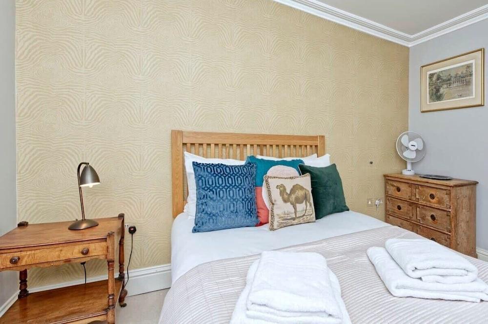 Traditional 1 Bed Apartment, Pimlico - Tap to explore photos