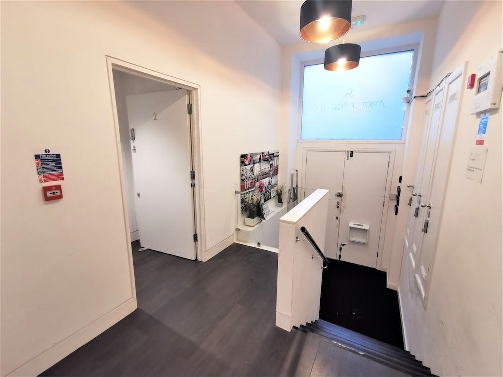 Spacious Double Room with en-suite - 1b - Tap to explore photos