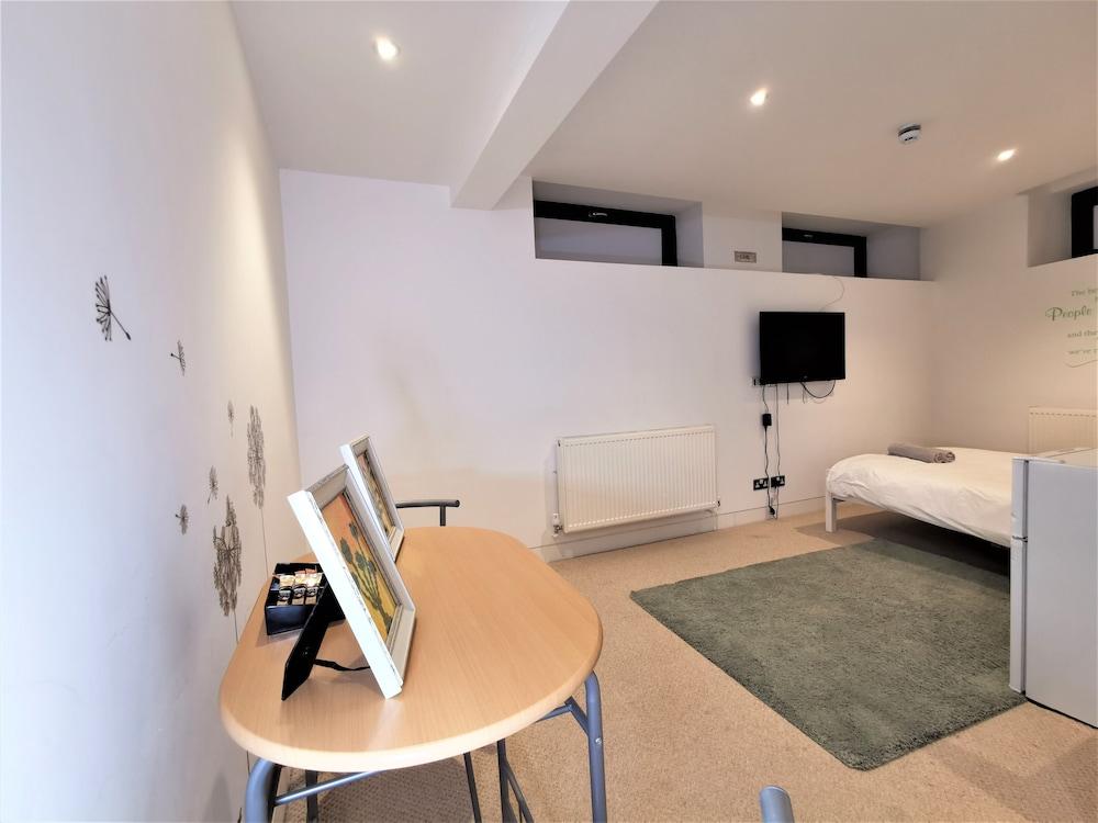 Spacious Double Room with en-suite - 1b - Tap to explore photos