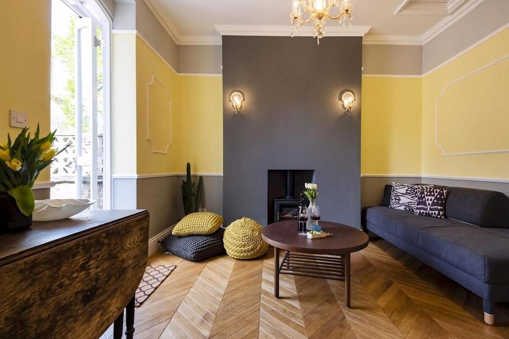 Bright 1BR + Balcony by Hyde Park - Tap to explore photos