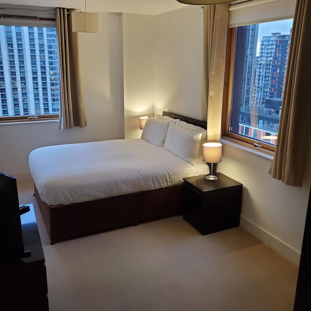 Captivating 2-bed Apartment in Canary Wharf London - Tap to explore photos