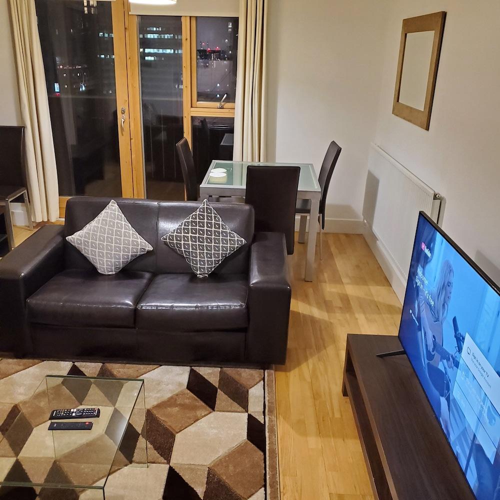 Captivating 2-bed Apartment in Canary Wharf London - Tap to explore photos