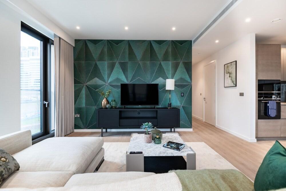 Fabulous One Bedroom Apartment in Exclusive Canary Wharf - Tap to explore photos
