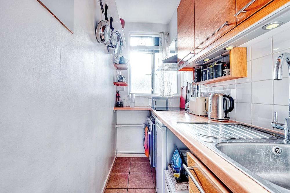 Warm and Welcoming Home in Putney by Underthedoormat - Tap to explore photos