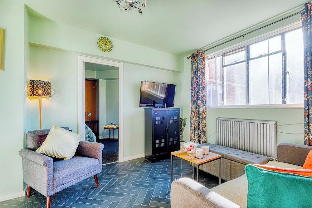 Warm and Welcoming Home in Putney by Underthedoormat - Tap to explore photos