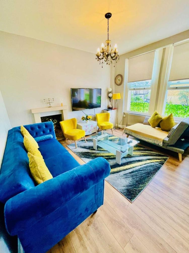 Modern 2 bed Flat, West Kensington, Sleeps 4 - Tap to explore photos