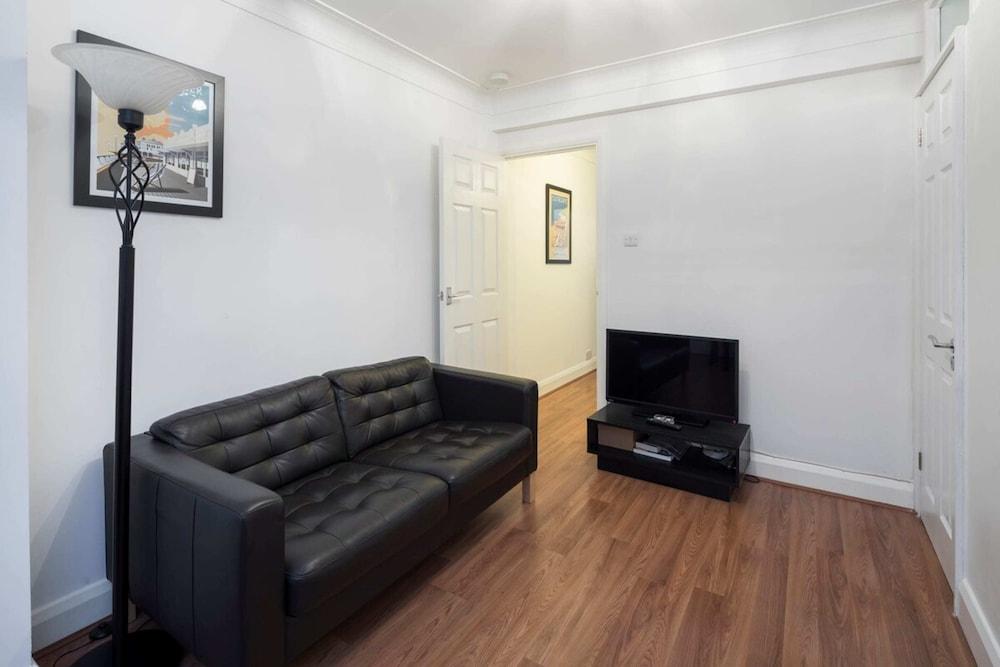 Smart 2 Bed Apartment near Oxford Street & Hyde Park - Tap to explore photos