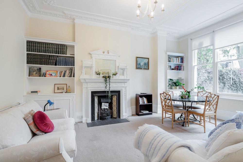 Charming Grand One bedroom - Tap to explore photos