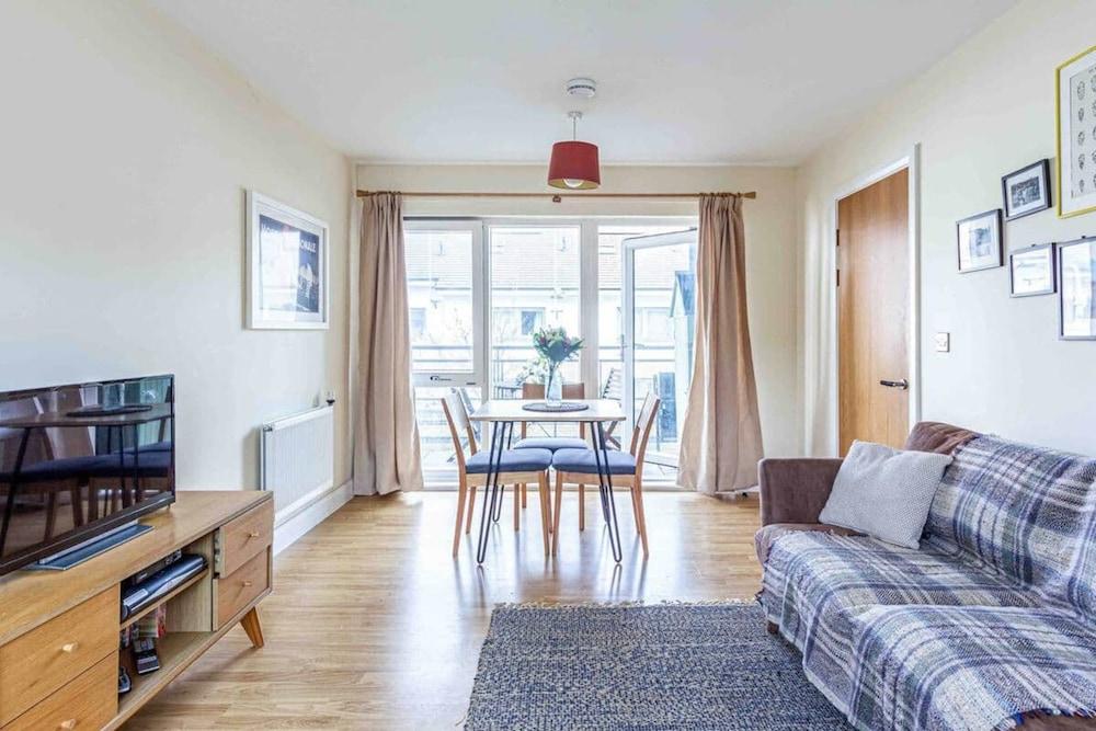 Lovely 2 Bedroom Apartment in Bermondsey - Tap to explore photos