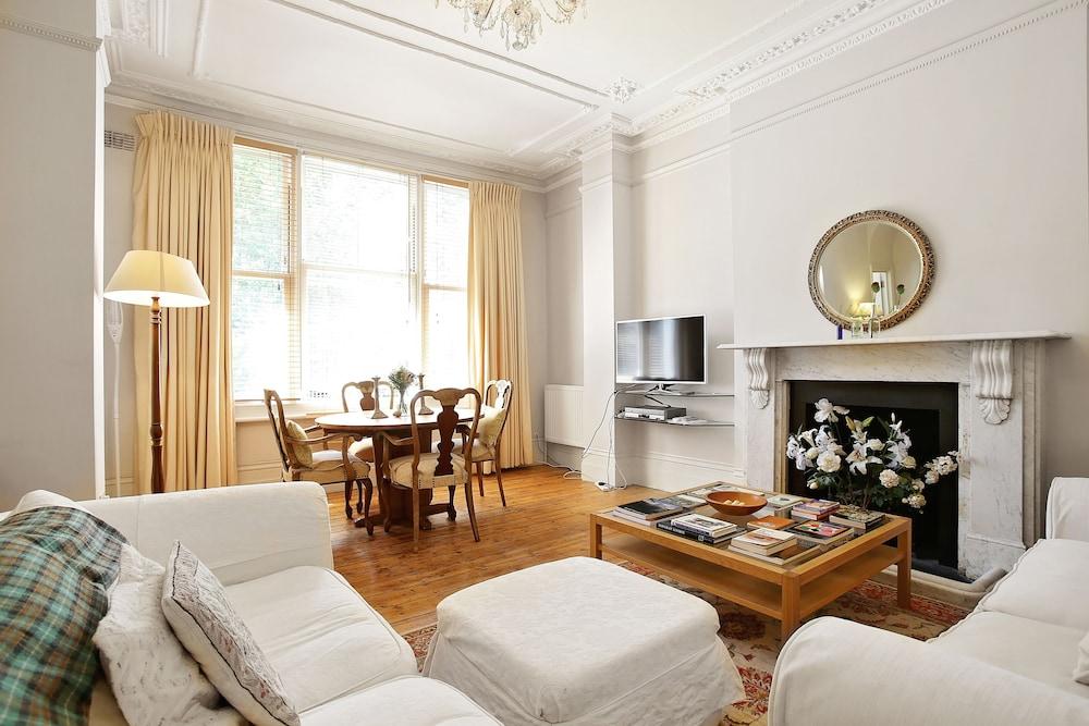 Classic Beautiful Apartment - Tap to explore photos