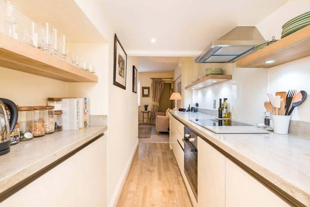 Delightful 2 Bed in Notting Hill - Near the Tube - Tap to explore photos