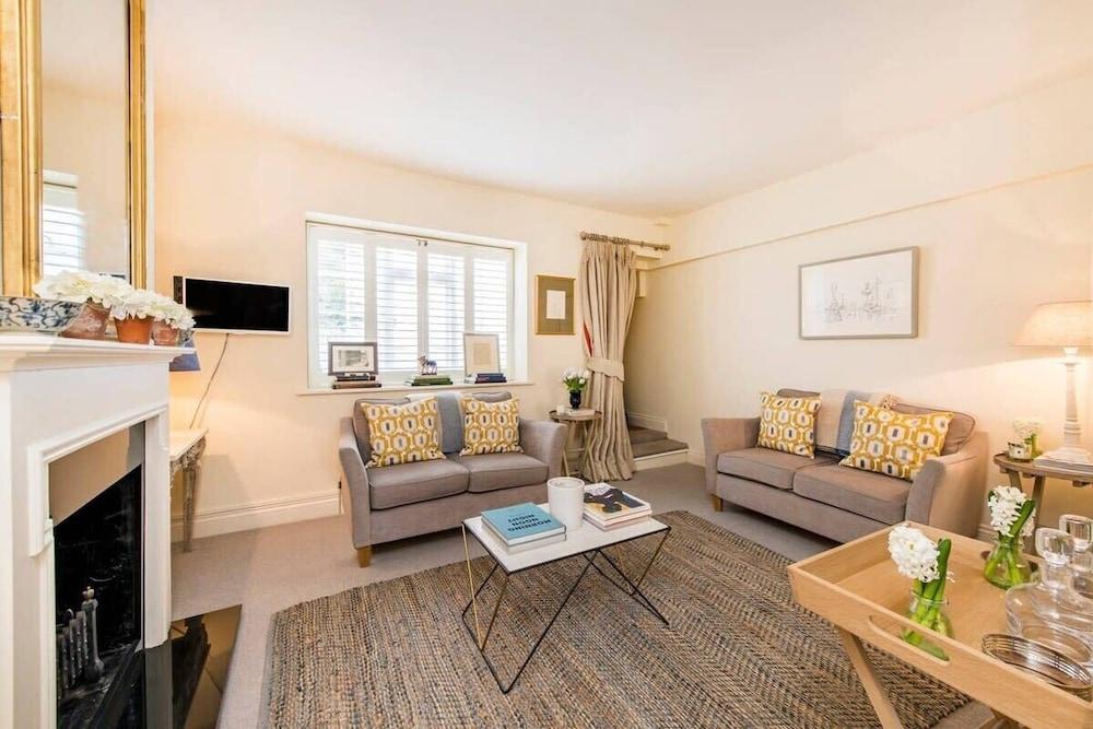 Delightful 2 Bed in Notting Hill - Near the Tube - Tap to explore photos