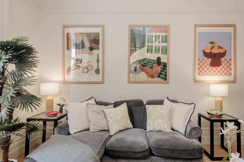 Fab 2 BR Flat in Paddington Close to Hyde Park - Tap to explore photos