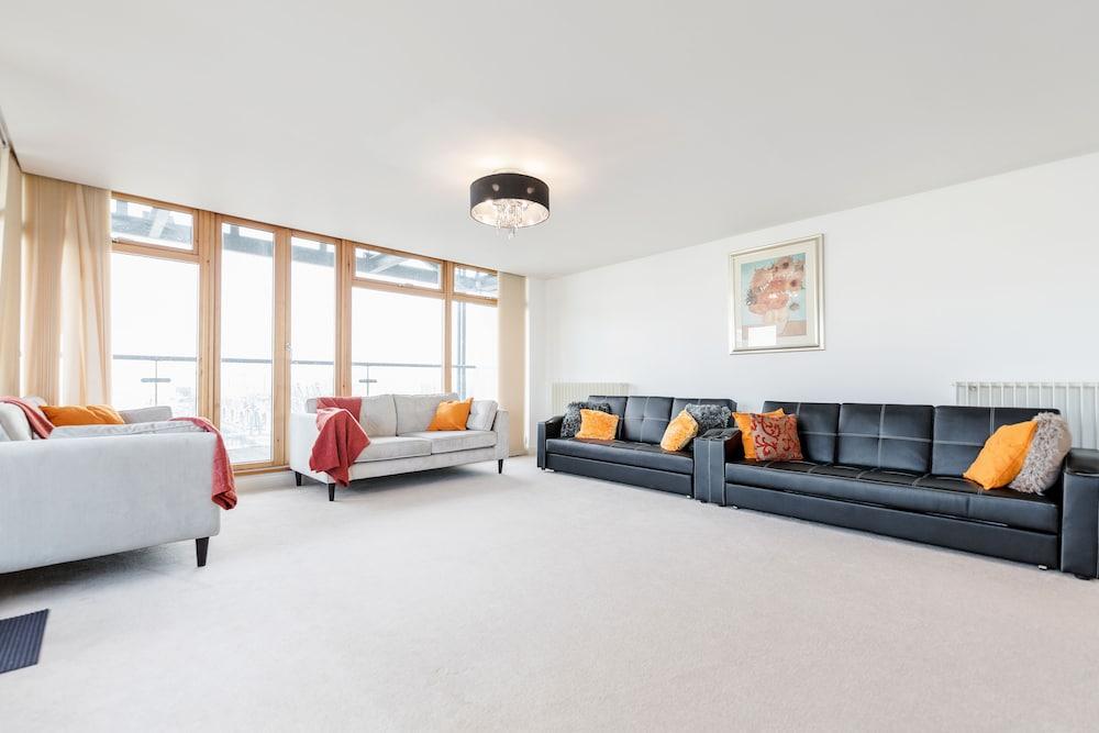 Premium London Excel Apartment - Tap to explore photos