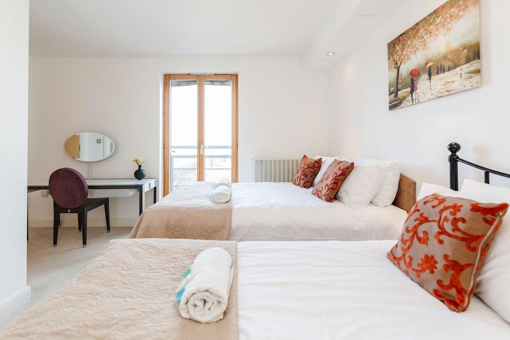 Premium London Excel Apartment - Tap to explore photos