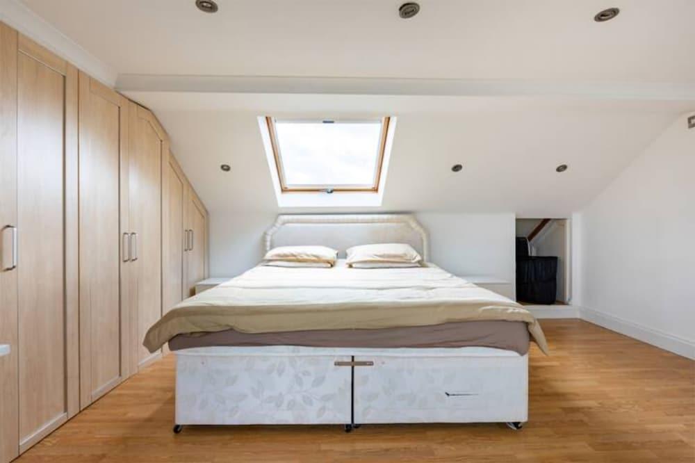 Cosy 3 Bedroom House in Kingston - Tap to explore photos