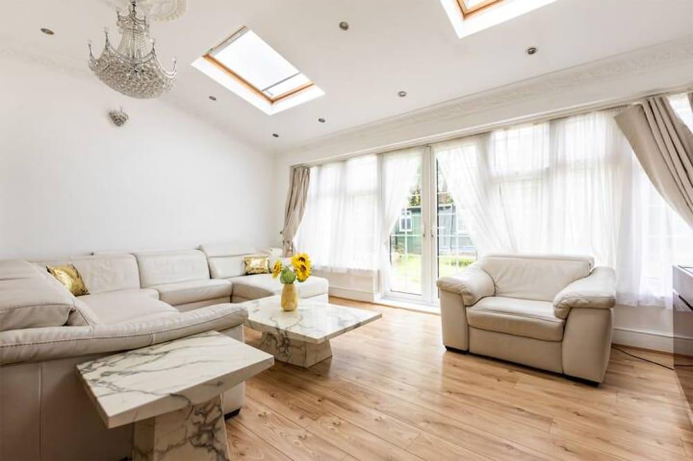 Cosy 3 Bedroom House in Kingston - Tap to explore photos