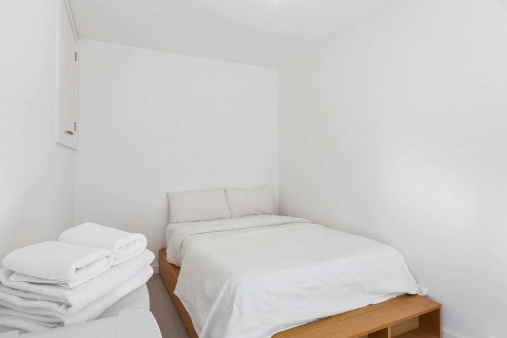 Cosy 2 Bedroom House Near Greenwich - Tap to explore photos