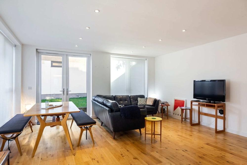 Cosy 2 Bedroom House Near Greenwich - Tap to explore photos