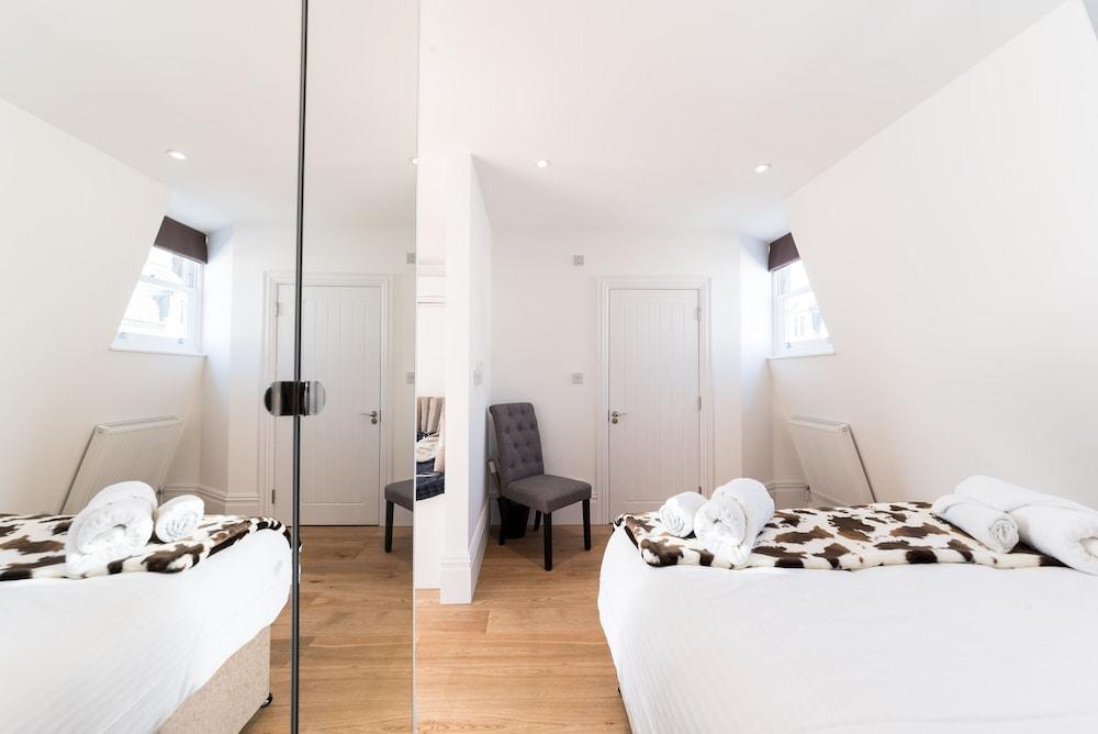 Pet-friendly Fulham Broadway Penthouse, Sw Balcony - Tap to explore photos