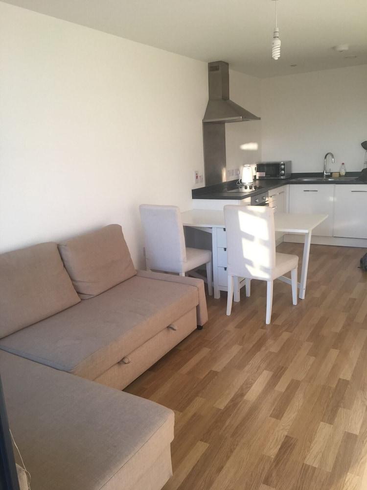 Bright & Modern 1 Bedroom Flat in Shepherds Bush - Tap to explore photos