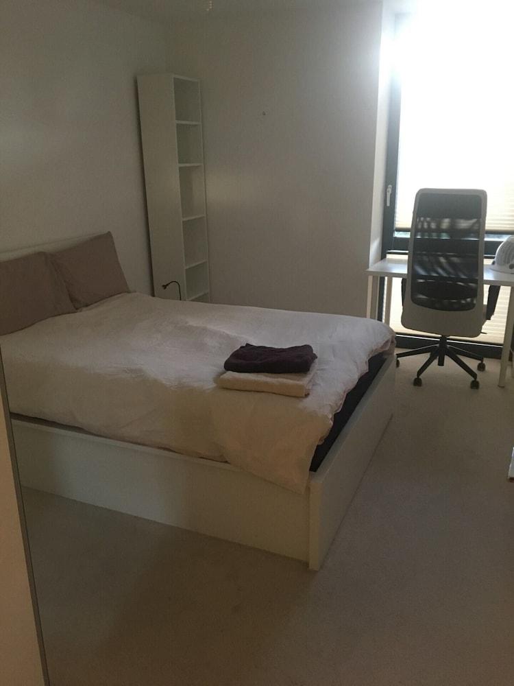 Bright & Modern 1 Bedroom Flat in Shepherds Bush - Tap to explore photos